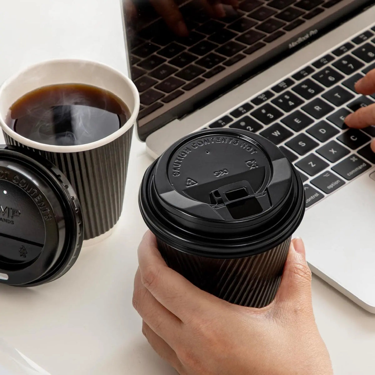 Einweg-Kaffeebecher 12oz mit Deckel – Triple Wall Isolierung, Schwarz & Weiß | 15, 25 oder 50 Stück